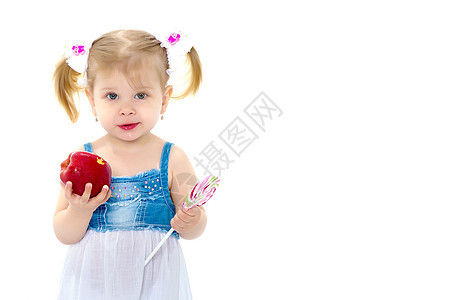 带苹果的小女孩 白种背景孤立无援喜悦女孩午餐微笑园艺季节果汁快乐水果农场图片