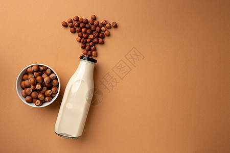 棕色背景最佳视野上瓶装奶水中的黑椰子素乳瓶子饮料乳白色奶昔食物产品乳糖玻璃榛子牛奶图片