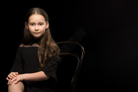 一个小女孩的肖像 坐在老维也纳人的椅子上 黑色背景快乐座位金发女孩女性幼儿园微笑情绪婴儿乐趣图片