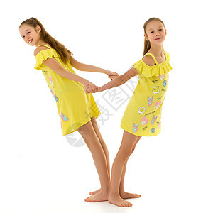微笑的少女们站在背对背手举起双手图片