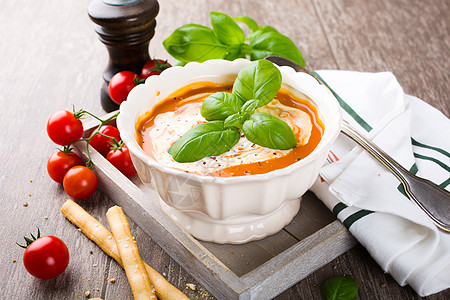 新鲜番茄汤 加面包和奶油食谱蔬菜午餐胡椒饮食盘子美食烹饪餐厅食物图片