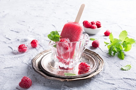 自制草莓冰棒玻璃薄荷茶点流行音乐派对热情小吃果汁美食甜点图片