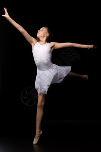 一个穿着优雅礼服的迷人体操女孩的全长肖像冒充发型孩子裙子编舞情感女性童年工作室演员图片