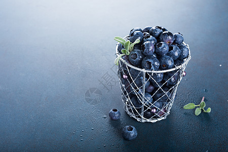 金属杯中新采的蓝莓浆果营养水果植物饮食蓝色小吃农业宏观甜点图片