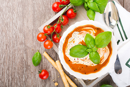 新鲜番茄汤 加面包和奶油营养烹饪草药午餐厨房胡椒餐厅起动机静物盘子图片