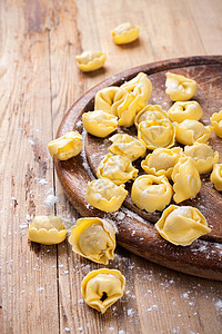 意大利自制生意大利托尔特利尼营养食物厨房面粉小吃面团盘子餐厅美食饮食图片