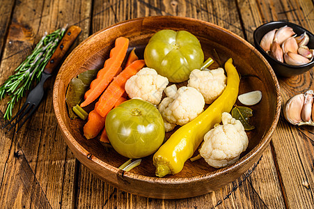 蔬菜保存在木板 木本底 最顶端的视图中食物菜花收成黄瓜香料美食胡椒桌子白色罐装图片