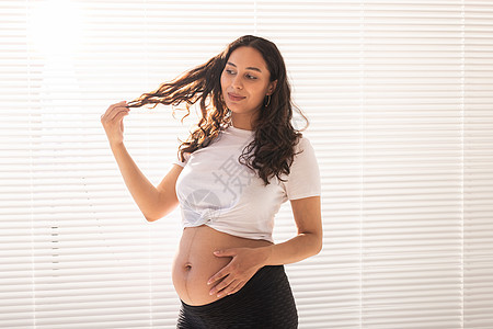 孕妇触摸其腹部 复制空间 怀孕和产假的孕妇妈妈白色婴儿父母母亲女性药品家庭产妇手臂图片