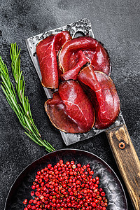 Bresaola干牛肉肉 切在刀子上 黑色背景红色熏制火腿砧板拼盘小吃乡村冷盘食物牛肉图片
