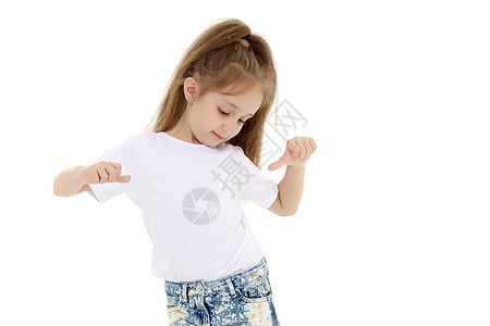 穿白色T恤的小女孩女孩零售棉布打印店铺裙子衬衫青年童年喜悦图片