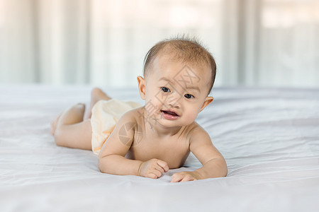 卧室床上婴儿的肖像男生微笑新生蓝色儿童童年阳光几个月女孩快乐图片