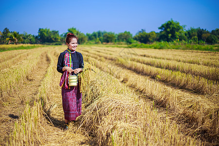 在稻田拥有石蜡母的农妇女孩微笑农民女士成人载体文化女性茶歇生活图片