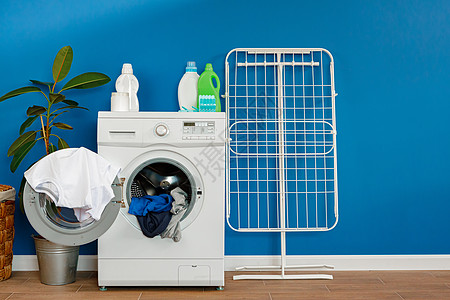 靠近墙壁的洗衣房内部配有洗衣机和干衣机垫圈毛巾浴室纺织品家庭洗衣店器具机器架子植物图片