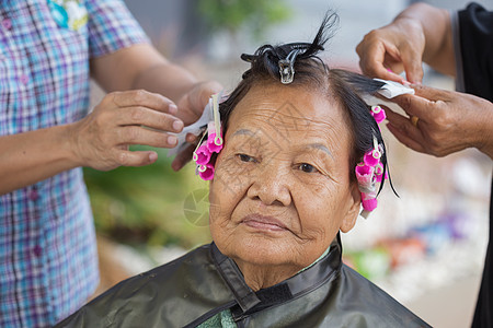 发型师手上的手 做一个长头发高龄女人的毛发奶奶造型成人发型卷曲女性工作理发师祖母头发图片