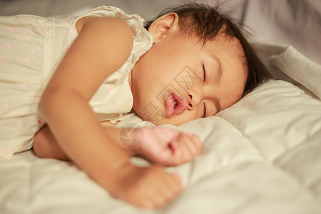 婴儿睡在家中的床上毯子说谎男生女孩孩子婴儿床新生卧室睡眠童年图片