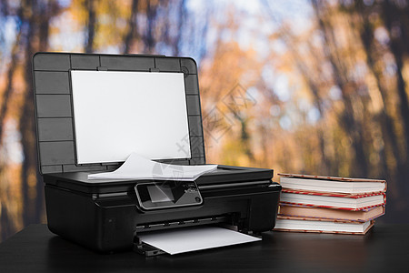 架在桌上的压缩家庭打印机 书面模糊背景的书籍复印机桌子文书扫描器电子产品商业激光职场文档打印图片