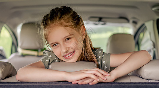 车在自然界的少女微笑汽车运输青春期假期情感游客孩子日光女性图片