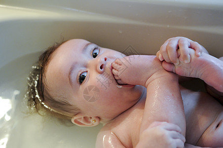 四个月大的女婴在洗澡浴室白色婴儿期孩子女孩童年新生健康卫生淋浴图片
