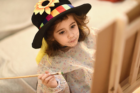 小女孩在家里画一幅画微笑幼儿园艺术教育太阳孩子们工艺创造力女孩喜悦图片