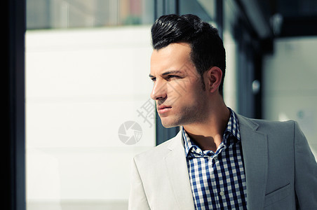 英俊男青年 时装模特 穿外套和衬衫商务城市飞行员白色生意快乐头发人士男人男性图片