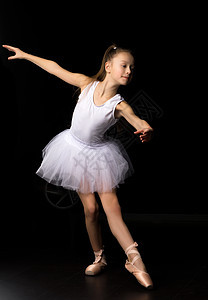 穿着拖鞋和尖脚鞋的可爱小女孩 在工作室里跳着黑色背景的舞姿势孩子紧身衣戏服训练足尖舞蹈家学校艺术短裙图片