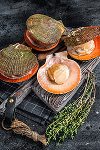 木板上的未烹调的 Raw Queen 扇贝 黑色背景 顶部视图桌子女王营养食物美味贝类奢华熟食烹饪贝壳图片