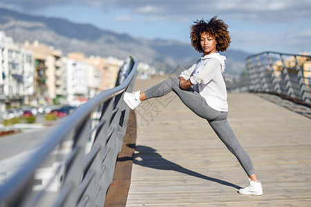 年轻黑人女子在户外跑步后做伸展工作运动女性动机发型训练福利成人青年闲暇卷曲图片
