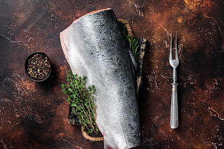 Raw 切成鲑鱼的切片 放在有百孔 深底背景的木盘中鱼片海鲜木板白色食物桌子美食营养烹饪饮食图片