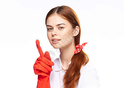 穿红色橡皮手套的清洁女工 装着有趣的光彩背景打扫头发工作室幸福家务成人家庭主妇微笑洗涤女性图片