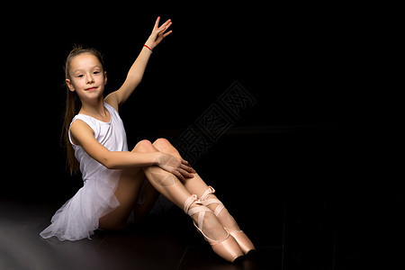 美丽的小芭蕾舞女 在黑色背景 舞蹈概念女性训练戏服姿势紧身衣舞蹈家婴儿工作室教育孩子图片