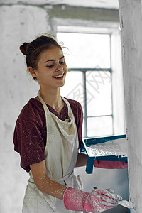 女画家 在白围裙家庭装修房内画笔头发绘画检查房子家具女性工艺刷子头巾图片