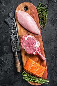 生肉牛排     鲑鱼 牛肉和火鸡 黑色背景图片