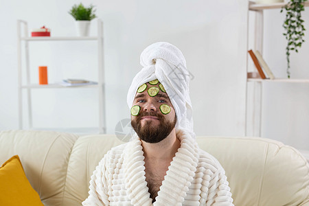 胡子男人脸部长着黄瓜片 家里的尿液 身体和皮肤照顾男性概念治疗润肤面具奢华产品黄瓜保湿奶油美容师卫生图片