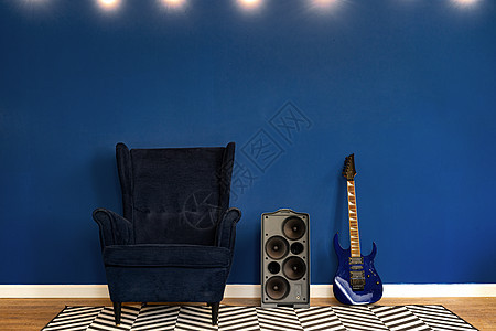 吉他在公寓里对典型的蓝色墙壁设置了吉他旋律工作室声学艺术音乐会音乐房间细绳民间凳子图片