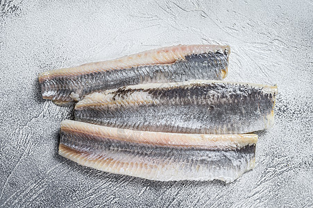 淡色的海鱼片 白背景 顶部视图烹饪盐渍午餐香料美食美味白色海鲜盘子鲱鱼图片