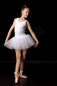 穿着拖鞋和尖脚鞋的可爱小女孩 在工作室里跳着黑色背景的舞短裙学校教育训练裙子戏服孩子舞蹈芭蕾舞灵活性图片