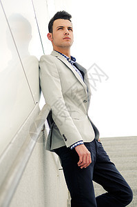 英俊男青年 时装模特 穿外套和衬衫套装城市生活男人夹克发型生意男性商业头发飞行员图片