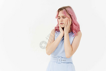 在青年服装拼贴生活方式设计中开心的女青年衣着理发女孩女性裙子眼睛冒充粉色白色女士工作室图片