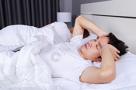 睡不着 偏头痛 压力 失眠 在卧室宿醉的男子夫妻枕头挫折苏醒女士丈夫焦虑时间睡眠噪音图片