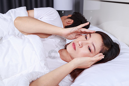 睡不着 偏头痛 压力 失眠 在卧室宿醉女朋友就寝枕头时间打鼾说谎夫妻睡眠男朋友家庭图片