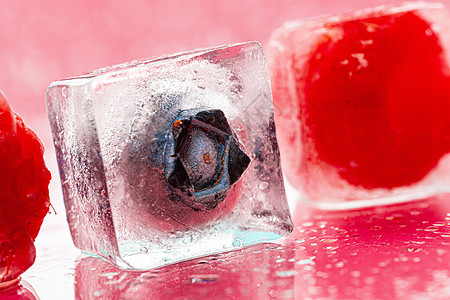 为夏季鸡尾酒加果汁的冰雪立方体正方形冷藏营养玻璃覆盆子食物浆果工作室气泡液体图片