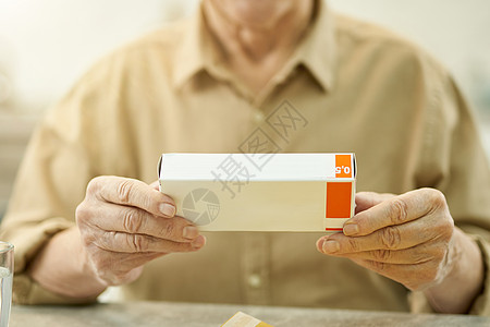 长年男子冒用包装药物的假药图片