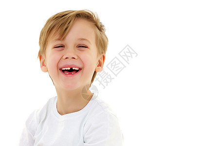 一个小男孩穿着纯白色T恤 笑 情感儿子儿童微笑喜悦乐趣青年男生童年幸福工作室图片