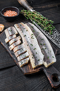 木板上的鱼片 黑木本底 顶层风景的颜色海鲜午餐烹饪盐渍香料盘子食物白色美味小吃图片