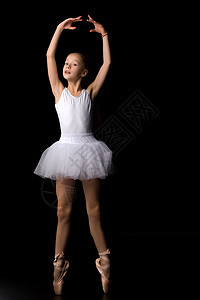 穿着拖鞋和尖脚鞋的可爱小女孩 在工作室里跳着黑色背景的舞艺术紧身衣童年足尖女性芭蕾舞演员训练舞蹈家乐趣图片