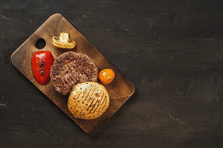木板上有一个包子的汉堡夹面包芝麻蔬菜午餐餐厅美食香料牛肉食物小吃背景图片