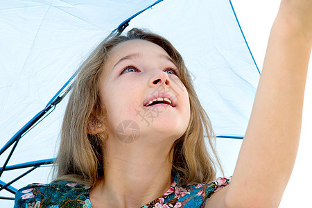 小女孩躲在伞下 伸出手 女孩正在观察是否下雨 改变天气的概念孩子们公园乐趣幸福快乐女儿女性微笑孩子雨衣图片