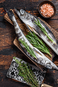 木板上的整条新鲜原生冰鱼 木质背景银鱼饮食鲭鱼辣椒海鲜食物香料海洋烹饪厨房图片