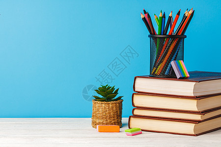 彩色铅笔杯和书本铅笔金属持有者笔筒大学学校图书桌子知识补给品背景图片