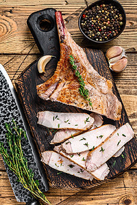 切肉牛排 木质背景 顶层风景食物腰部胡椒午餐黑色桌子猪肉牛扒肋骨盘子图片